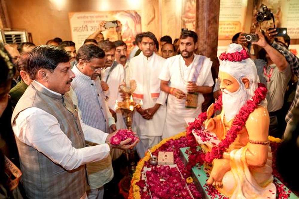 मुख्यमंत्री गुरु पूर्णिमा पर महर्षि सांदीपनि आश्रम में श्रद्धा समारोह में हुए शामिल