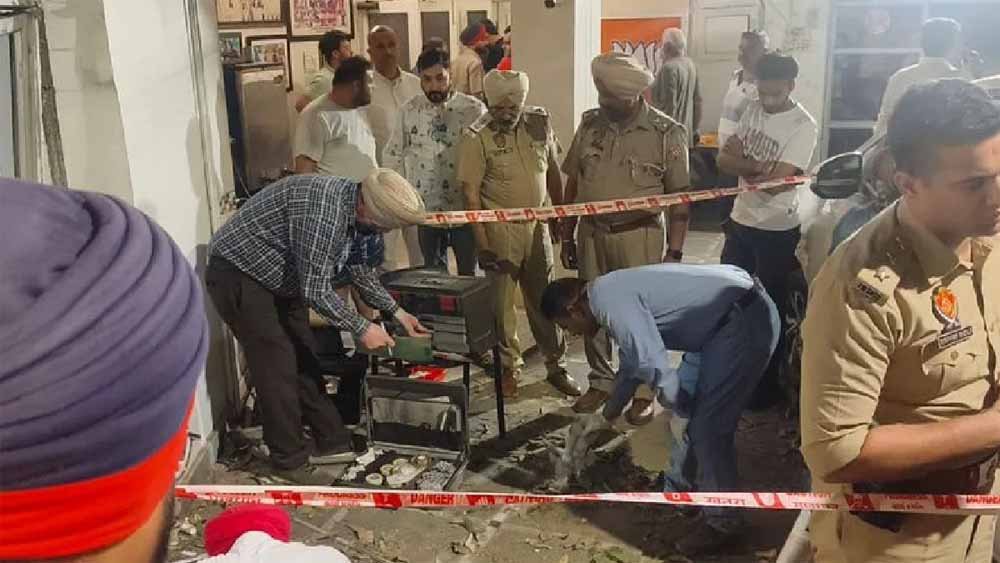Punjab News: VIP पर हमले की साजिश नाकाम, पाकिस्तान से आए हथियारों का खुलासा