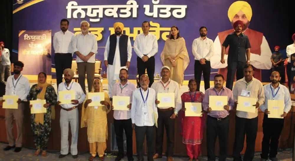 नए कर्मचारियों को नियुक्ति पत्र सौंपते हुए CM मान का बड़ा संदेश, 'योग्यता ही नौकरी की असली पहचा