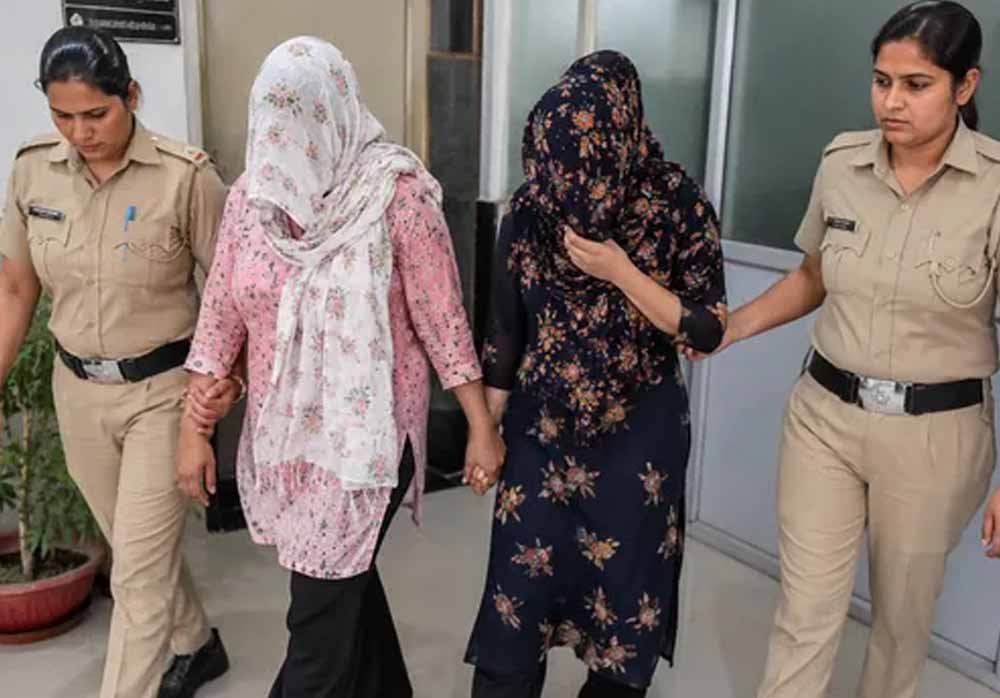 Chandigarh News: बैंक अफसर बनकर करती थीं ठगी, पुलिस ने दो महिलाओं को दबोचा
