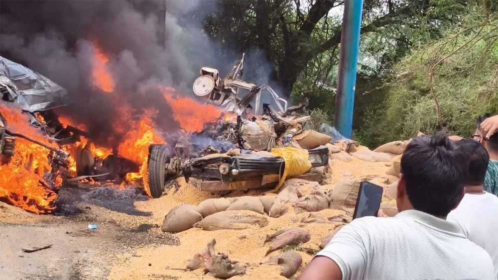 हरियाणा में बड़ा सड़क हादसा, ट्रक और डंपर की भिड़ंत के बाद धधकी आग, रेस्क्यू जारी