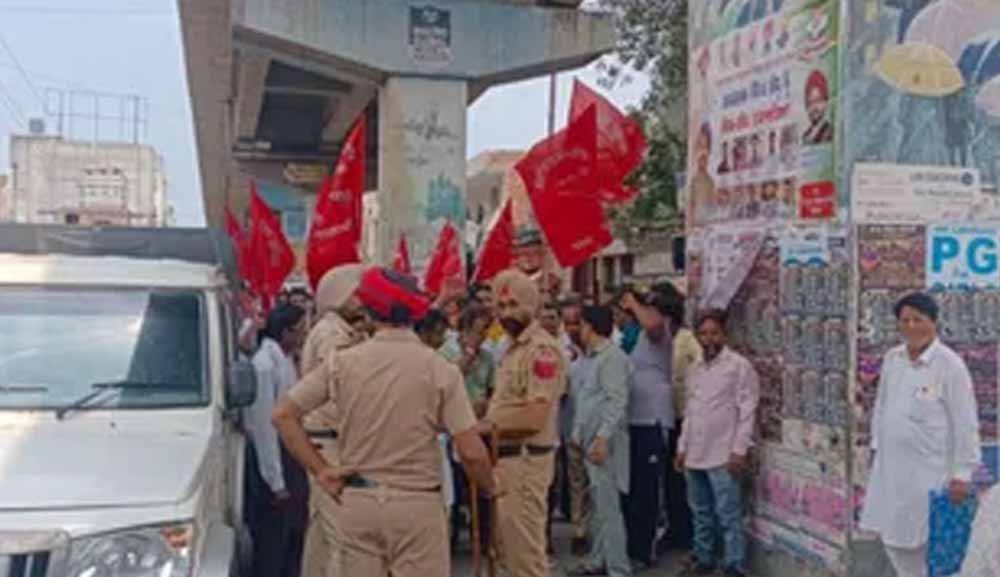 Barnala Protest: सफाई कर्मचारियों के विरोध का असर, शहर में जगह-जगह कूड़े के ढेर और उफनाए सीवरेज