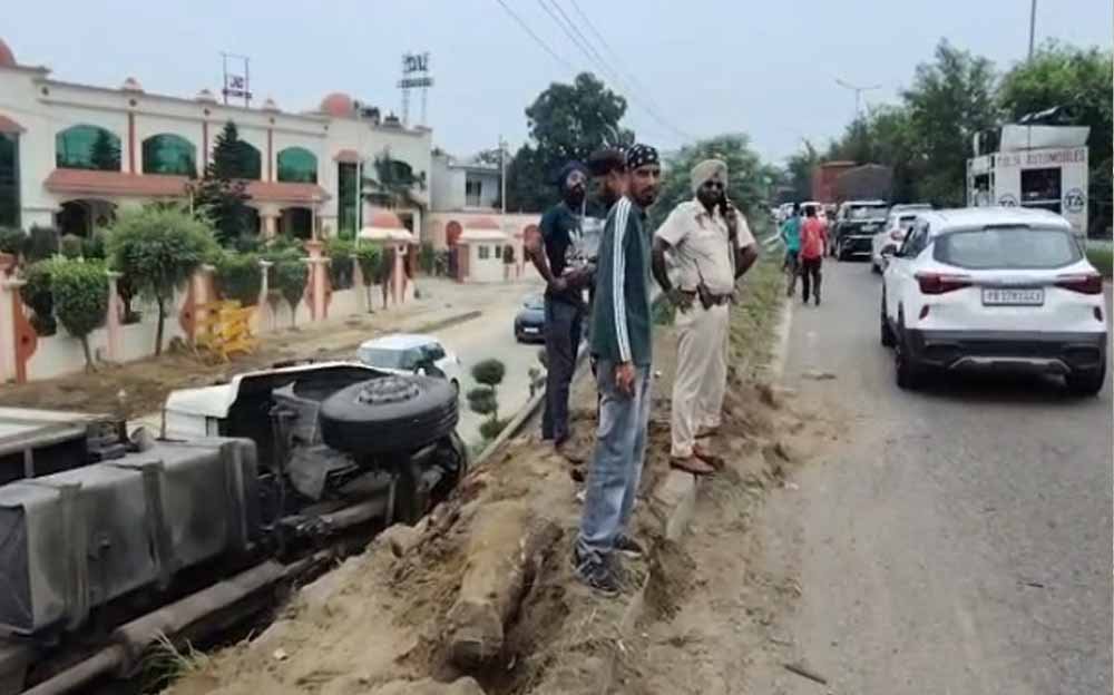 जालंधर-अमृतसर हाईवे पर बड़ा हादसा, फ्लाईओवर से गिरा टिप्पर, यातायात घंटों प्रभावित