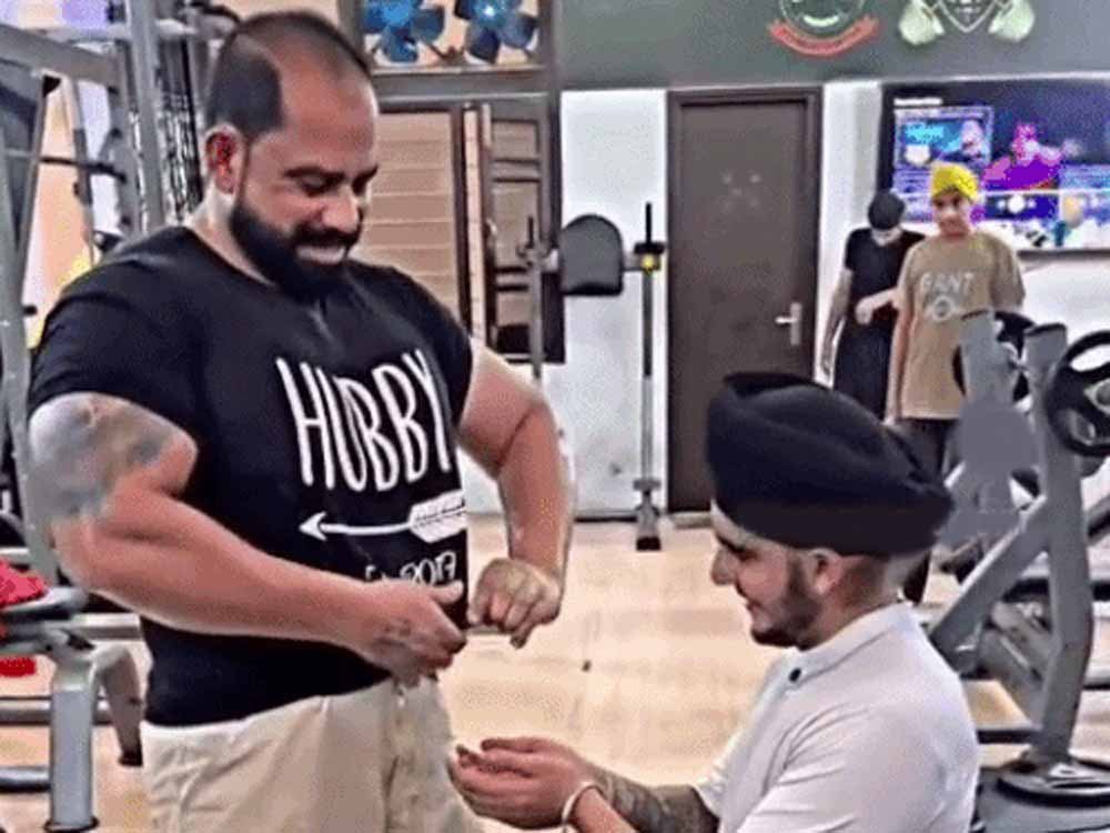 वायरल वीडियो के बाद घिरे पंजाब के जिम ट्रेनर, शिष्य को पसीना पिलाने पर हाथ जोड़कर मांगी माफी