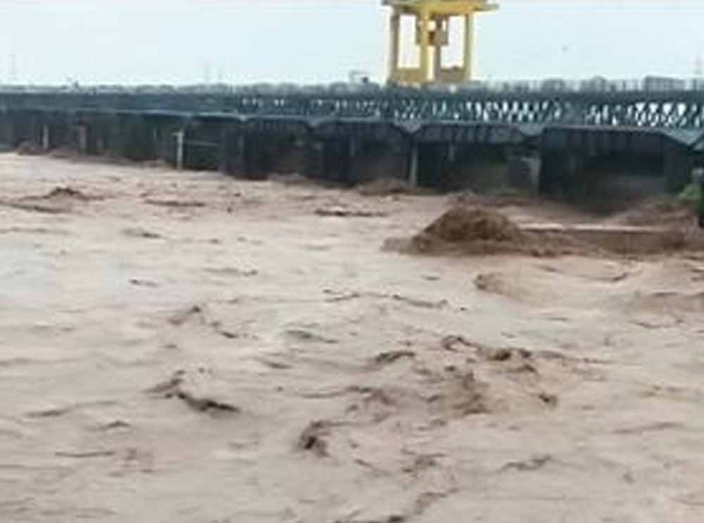 रावी दरिया हो सकता है ओवरफ्लो, गुरदासपुर में बाढ़ अलर्ट; पहाड़ों में बादल फटने का असर