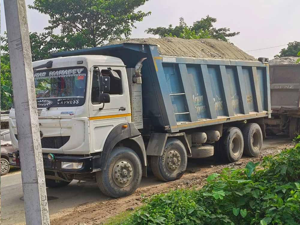 गांव की सड़कों को बचाने के लिए पंचायत का बड़ा फैसला, अब नहीं चलेंगे ओवरलोड ट्राले
