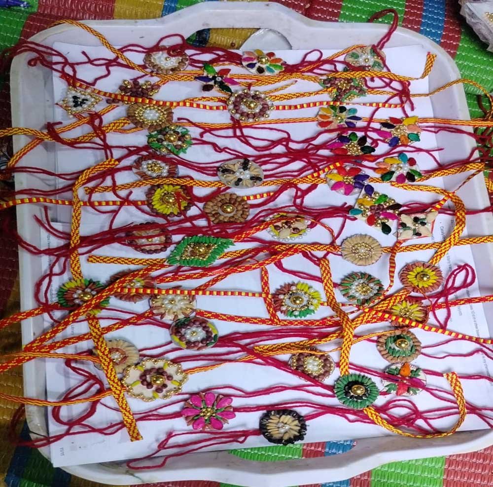 रायगढ़ में स्व-सहायता समूह की दीदियों ने तैयार कीं अनोखी बीज राखियां