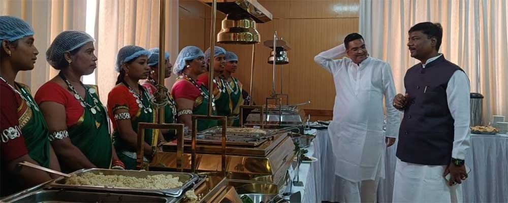 दीदियों के हुनर ने जीता जनप्रतिनिधियों का दिल