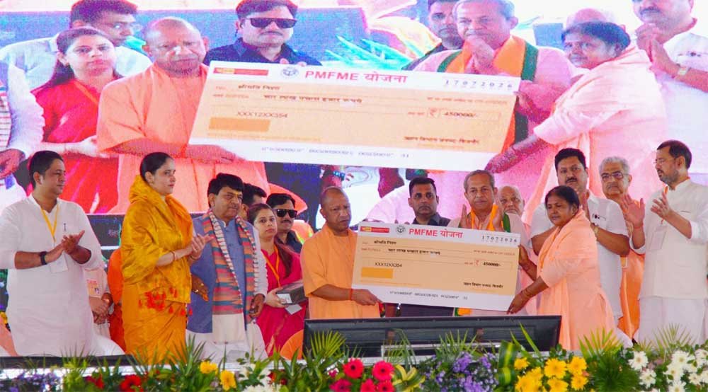 मुख्यमंत्री ने विभिन्न योजनाओं के लाभार्थियों को किया सम्मानित