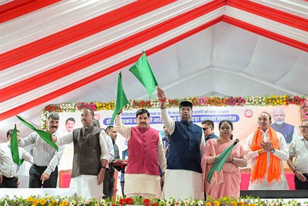 मुख्यमंत्री ने डॉ. अंबेडकर नगर-माता वैष्णोदेवी कटरा मालवा-एक्सप्रेस को निशातपुरा स्टेशन से झंडी
