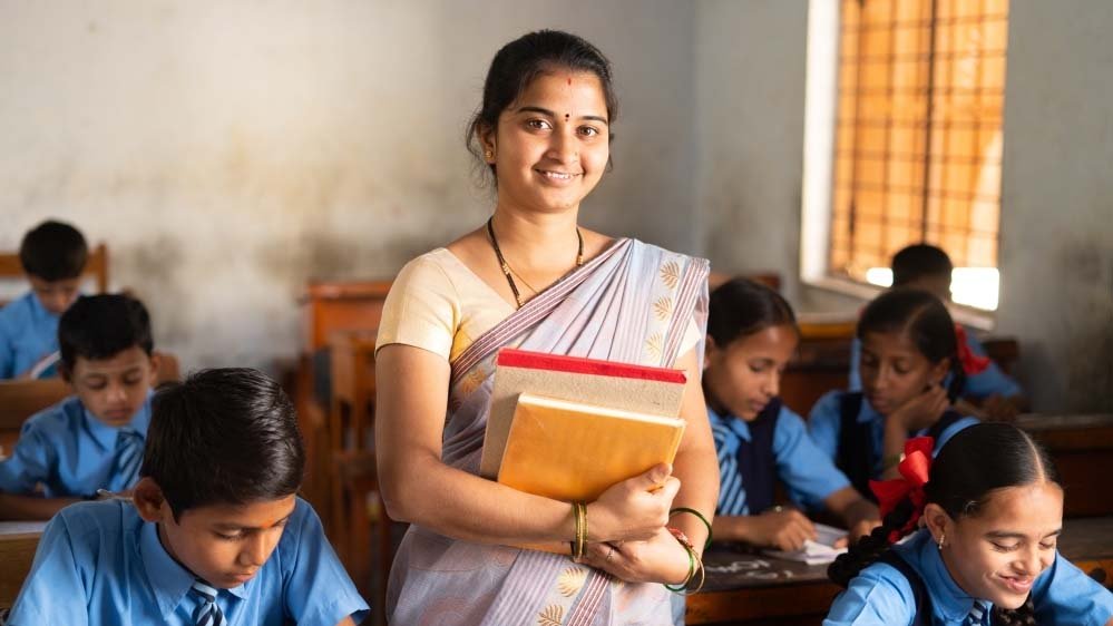 यूपी के शिक्षकों को बड़ी सौगात! चुनाव से पहले योगी सरकार का बड़ा फैसला, लाखों कर्मचारियों को मि