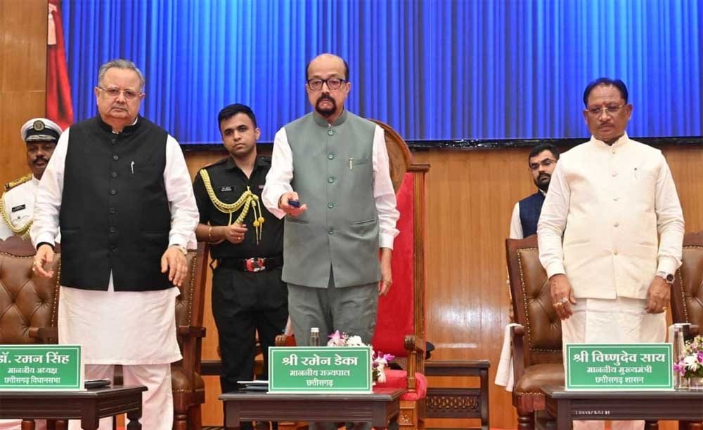 उदाहरण : राज्यपाल रमेन डेका प्रदेश के विकास और जनहित के संकल्पों को साकार करने का सशक्त मंच है 