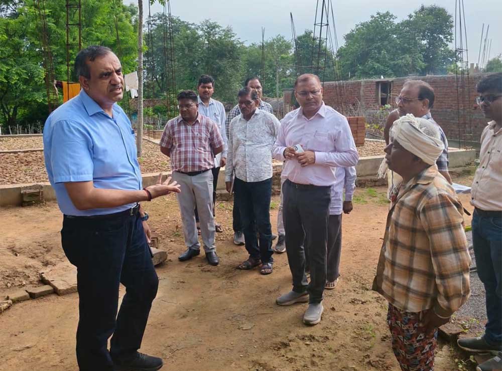 ग्राम चदैनिया में हितग्राहियों से किया संवाद, समय-सीमा में गुणवत्तापूर्ण आवास निर्माण के दिए नि