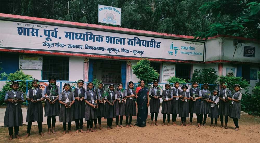 एक पेड़ माँ के नाम अभियान के तहत विद्यार्थियों ने दिया पर्यावरण संरक्षण का संदेश