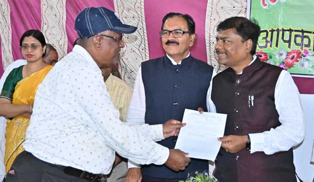 सहकारिता मंत्री केदार कश्यप ने खुद उड़ाया ड्रोन