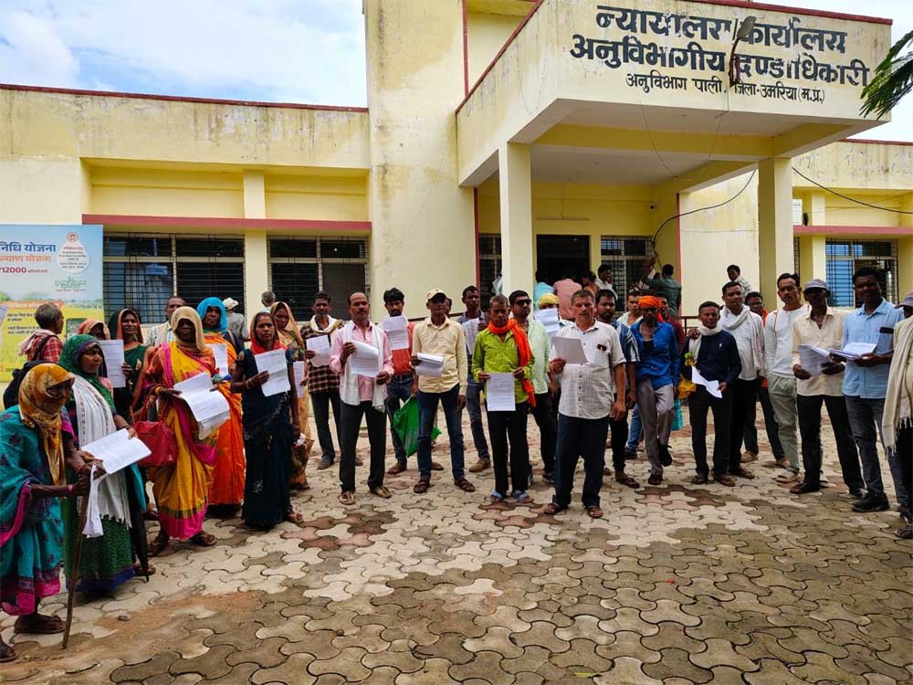 रमा सीमेंट को सतही अधिकार देने के विरोध में किसानों का प्रदर्शन