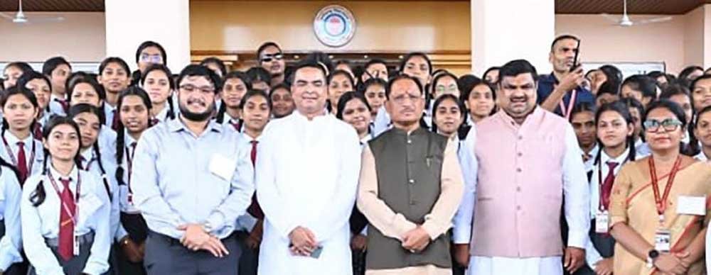 मुख्यमंत्री विष्णुदेव साय और विधानसभा अध्यक्ष डॉ. रमन सिंह से की भेंट: लोकतांत्रिक परंपराओं और 
