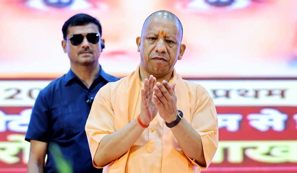 मेधावी छात्रों का भी किया सम्मान, सौंपे एक-एक लाख रुपये के चेक