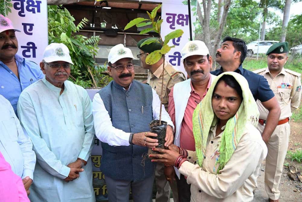 उप मुख्यमंत्री ने वन महोत्सव में पर्यावरण संरक्षण की दिलाई शपथ