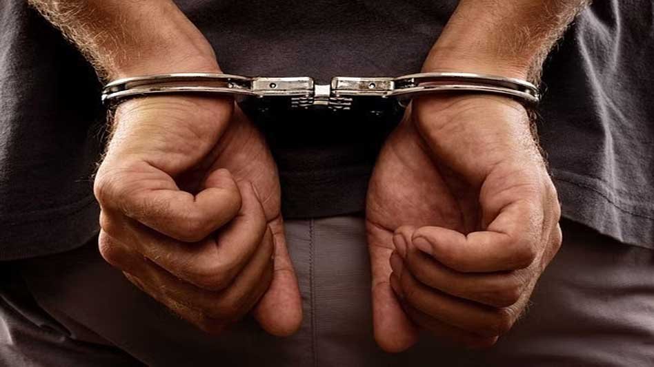 दिवंगत आरक्षक के परिवार से 19 लाख की उगाही का मामला, थाना प्रभारी गिरफ्तार, वकील फरार