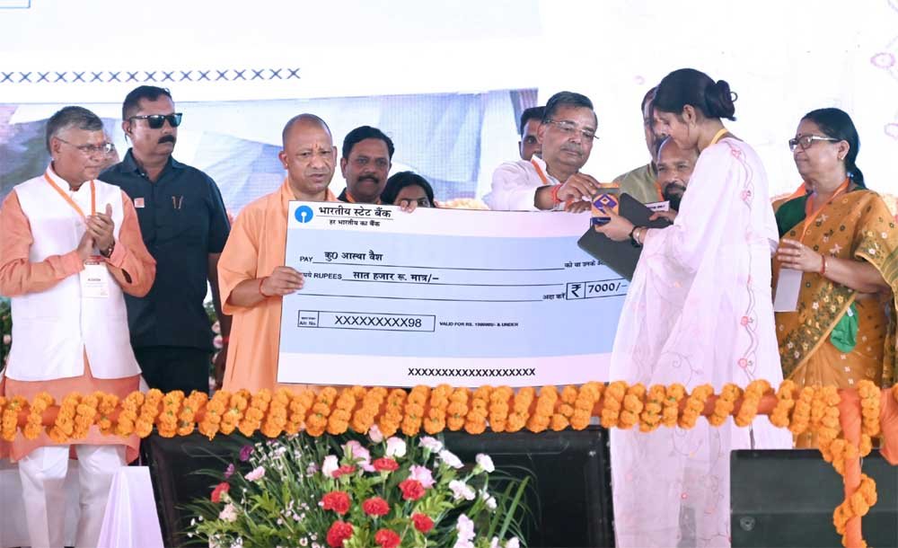 मैनपुरी में मुख्यमंत्री योगी ने योजनाओं के लाभार्थियों को दी बड़ी सौगात