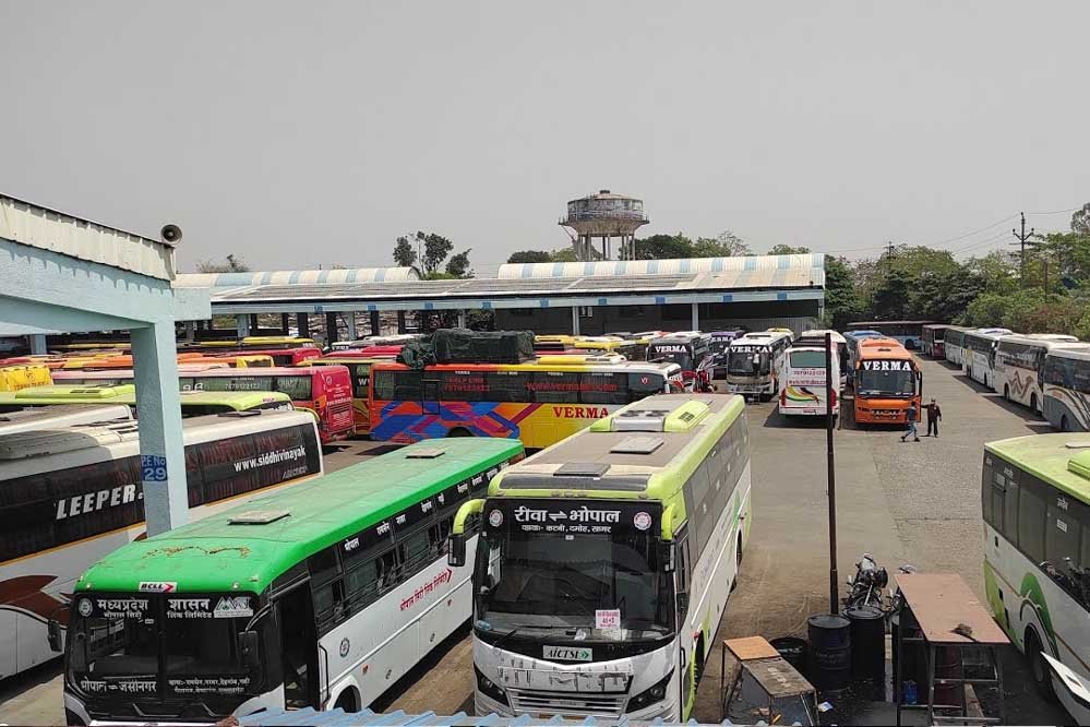 भारी बारिश से रेल सेवा प्रभावित, गुजरात और मुंबई में ट्रेनें रद्द, बस ऑपरेटरों ने बढ़ाए किराए