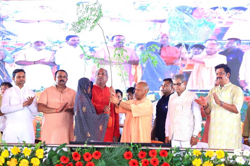 मुख्यमंत्री ने गोरखपुर से किया एक दिन में 35 करोड़ पौधरोपण के लक्ष्य वाले पौधरोपण महायज्ञ 2026 क