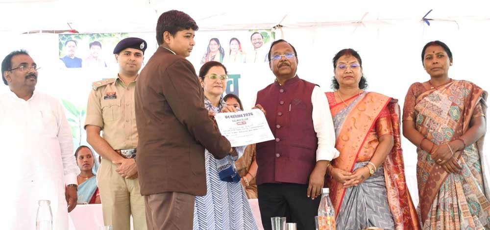 मंत्री रामविचार नेताम ने किया रुद्राक्ष का पौधरोपण