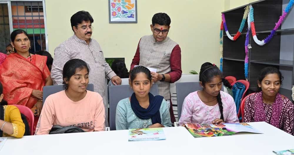 ​डिजिटल क्रांति का नया अध्याय- धमतरी के आमदी में अत्याधुनिक ई-लाइब्रेरी का लोकार्पण