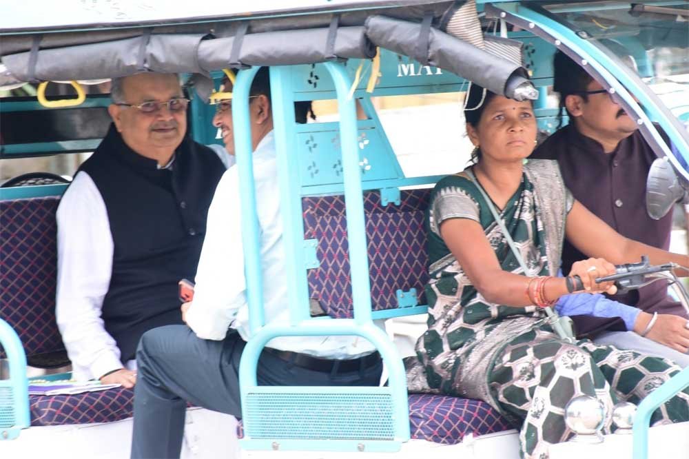 महिलाएं हो रही हैं सशक्त एवं सक्षम ई-रिक्शा में बैठकर स्पीकर हाउस के लिए रवाना हुए विधानसभा अध्