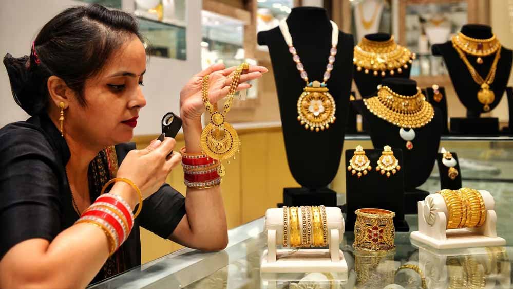 Gold-Silver Price Today: सोने की कीमतों में गिरावट, चांदी हुई महंगी; देखें आज के लेटेस्ट रेट