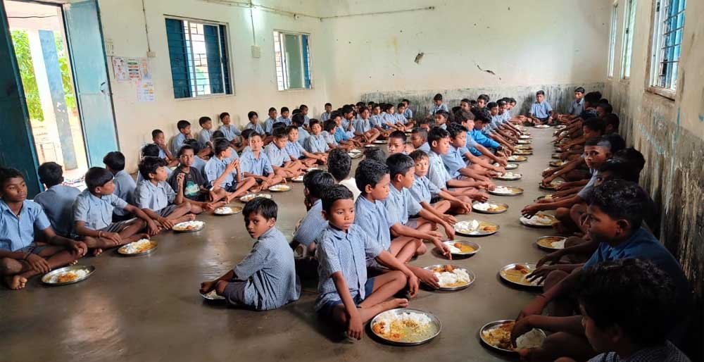 324 स्कूलों में 16 हजार बच्चों के लिए हुआ ‘न्योता भोज’ महाअभियान