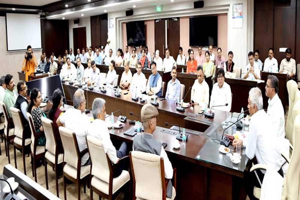 अधिकारी टीम मध्यप्रदेश के रूप में योजनाओं और निर्णयों के क्रियान्वयन में उत्कृष्ट भूमिका निभाएं