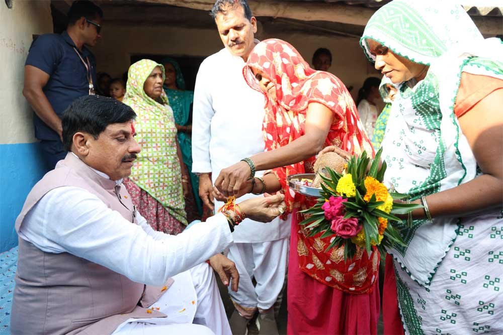 मुख्यमंत्री थांदला में पहुंचे बसंत सिंह बामनिया के घर