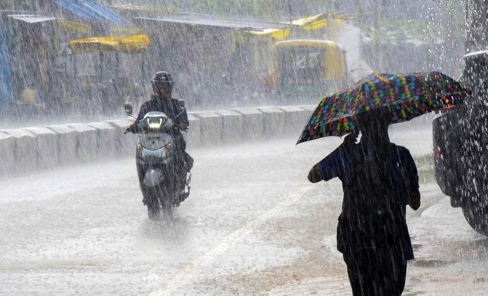 आज का मौसम: 15 राज्यों में भारी बारिश की चेतावनी, यूपी-बिहार में मॉनसून रहेगा मेहरबान