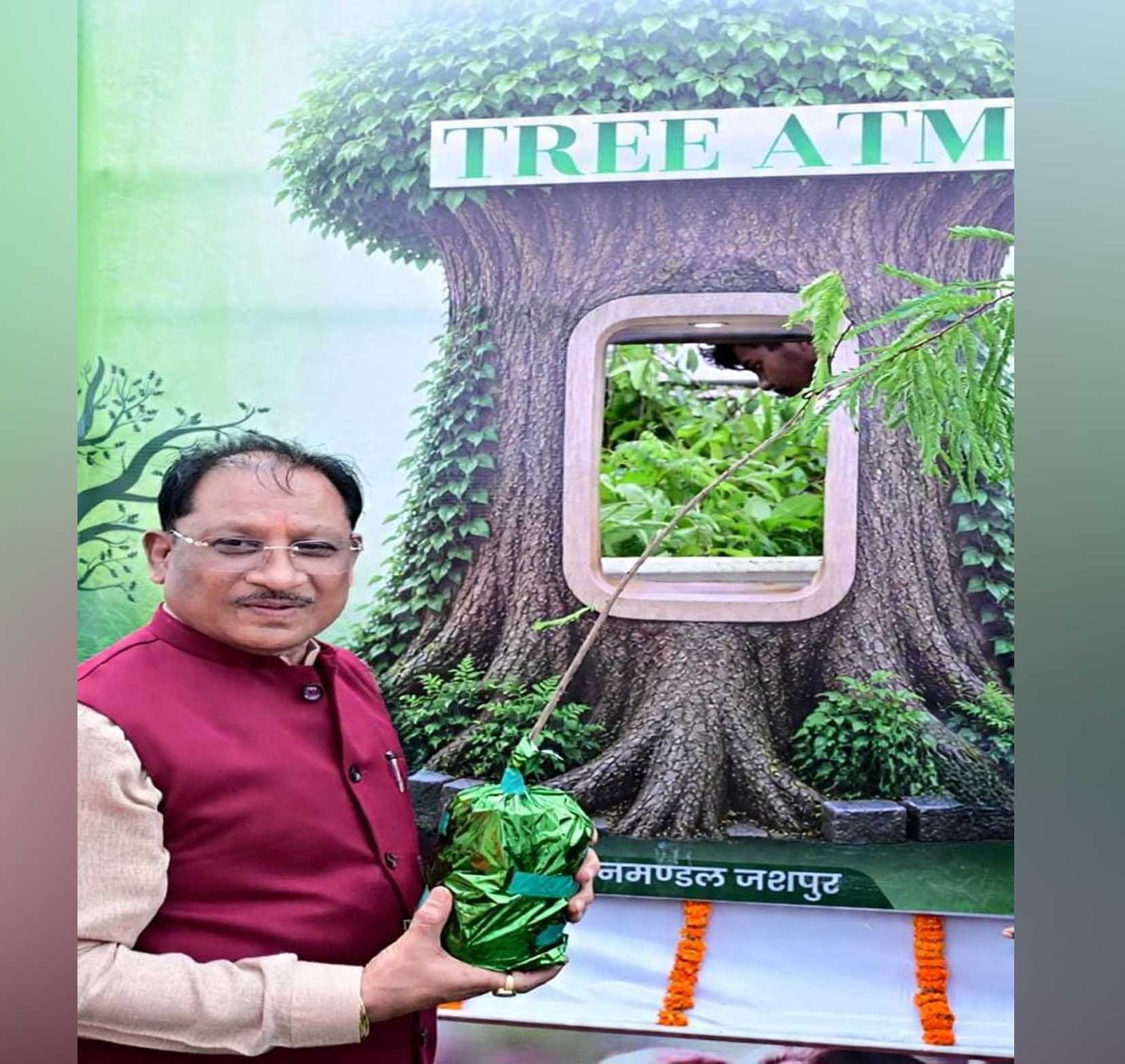 मुख्यमंत्री विष्णुदेव साय ने ट्री एटीएम को हरी झंडी दिखाकर किया रवाना