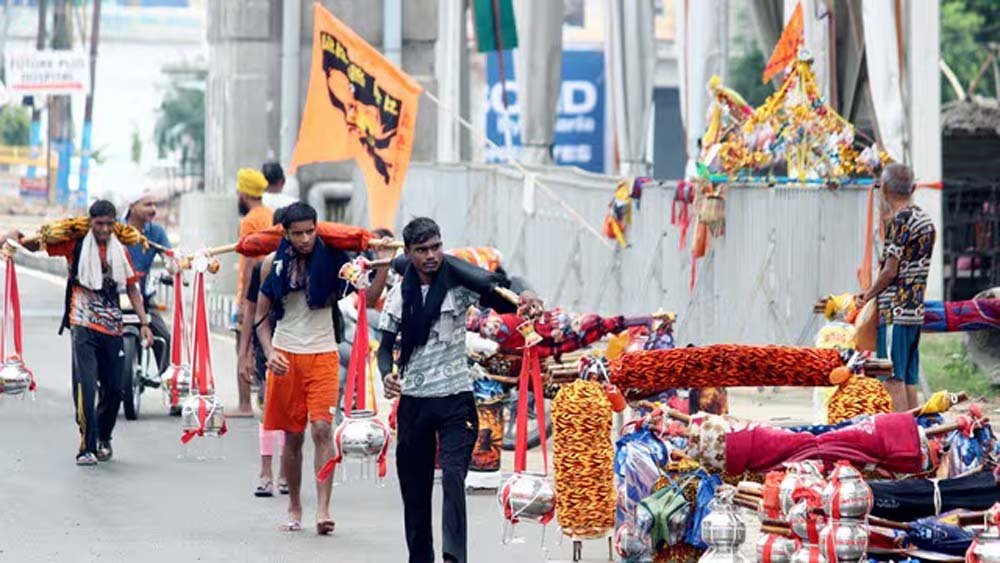 यूपी में आस्था का महापर्व, शिवालयों से बाजारों तक दिखा भक्ति रंग