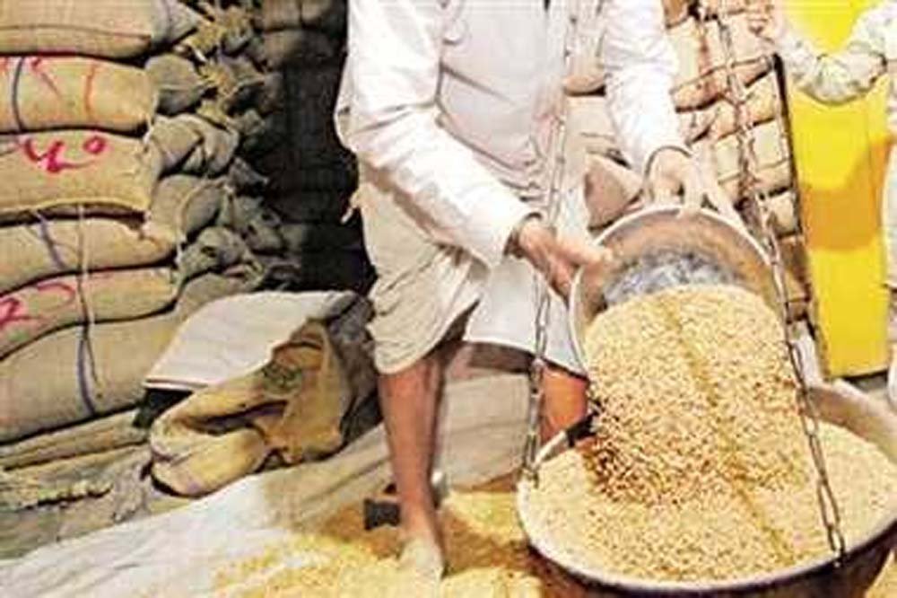 PDS दुकानों तक नहीं पहुंचा राशन, नए डोर स्टेप डिलीवरी आदेश से बढ़ी परेशानी