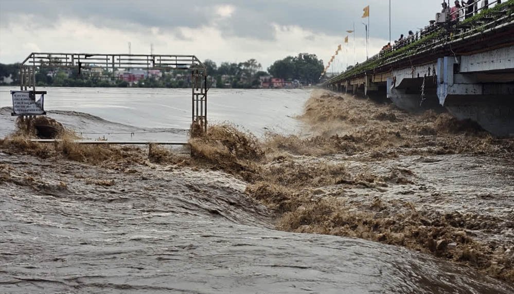 MP Rain: मंडला में नर्मदा नदी का रौद्र रूप, कान्हा से संपर्क टूटा; कई सहायक नदियां भी उफान पर