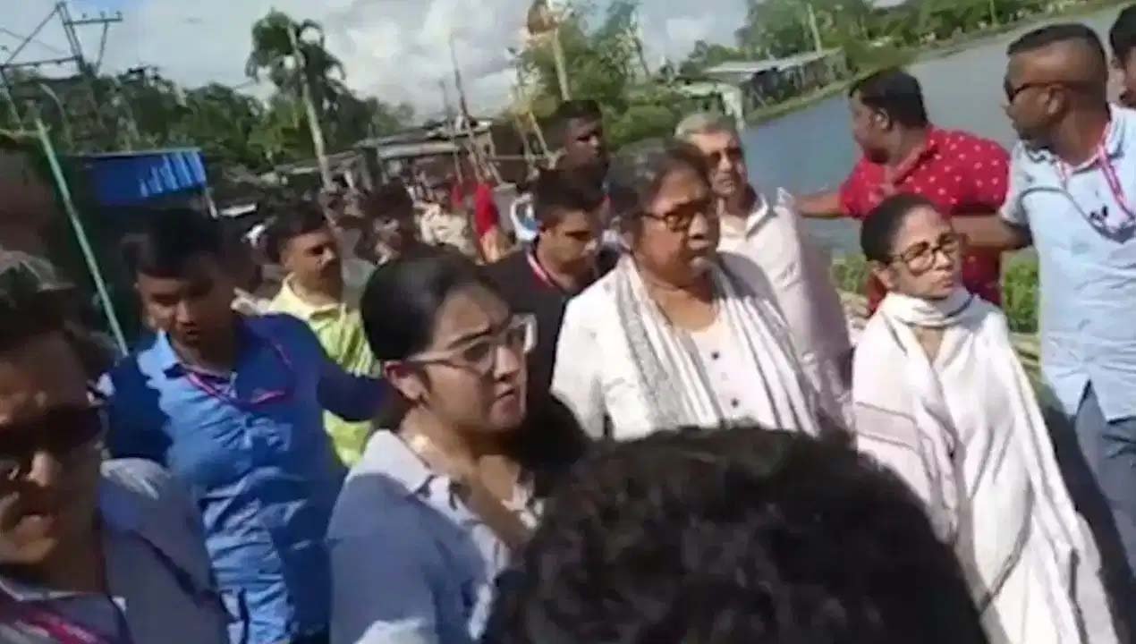 बंगाल में ममता बनर्जी के काफिले पर पथराव, पुलिस हिरासत में TMC कार्यकर्ता की मौत से गुस्सा