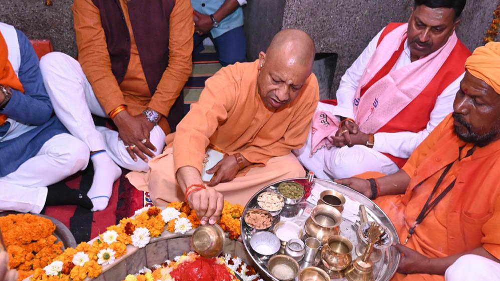 रुद्राभिषेक कर CM योगी ने की लोक मंगल की कामना, शिव साधना में लीन दिखे मुख्यमंत्री