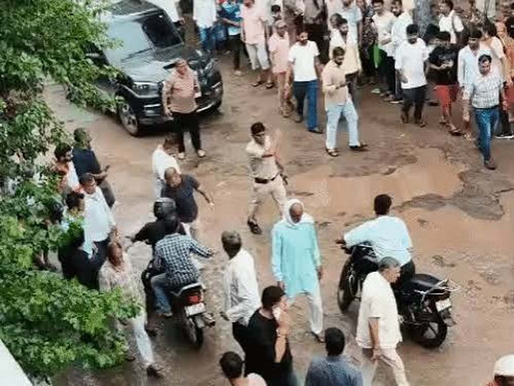 सिटी थाना के सामने दिनदहाड़े फायरिंग, स्कॉर्पियो सवार सात घायल, हमलावर फरार