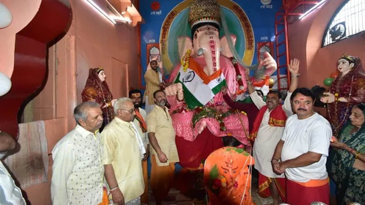 Independence Day 2026: उज्जैन के बड़े गणेश मंदिर में तिथि अनुसार मना स्वाधीनता दिवस, सवा लाख दू