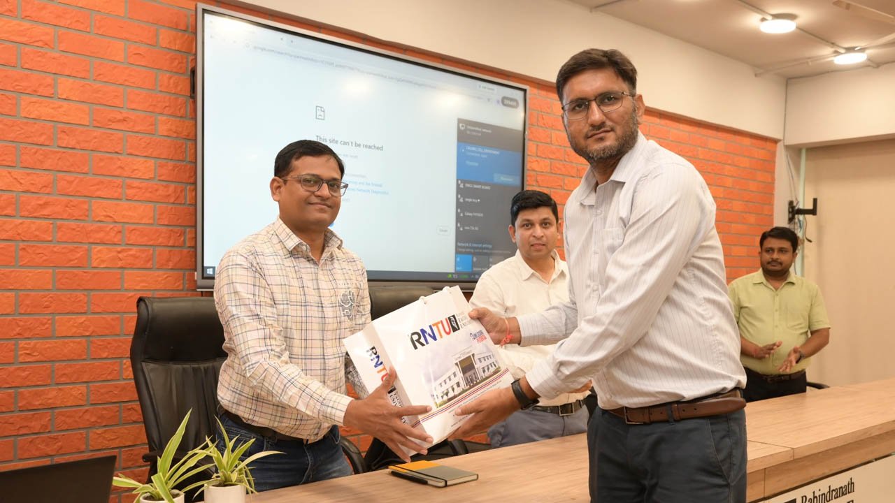 RNTU Job Fair: 700+ छात्रों को मिला करियर का मौका, 25 से अधिक कंपनियों ने ऑफर की नौकरी और इंटर्