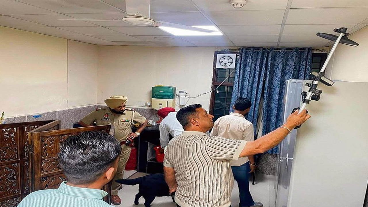 Ferozepur Court Bomb Threat: धमकी भरा फोन आते ही मचा हड़कंप, जिला कोर्ट परिसर कराया गया खाली