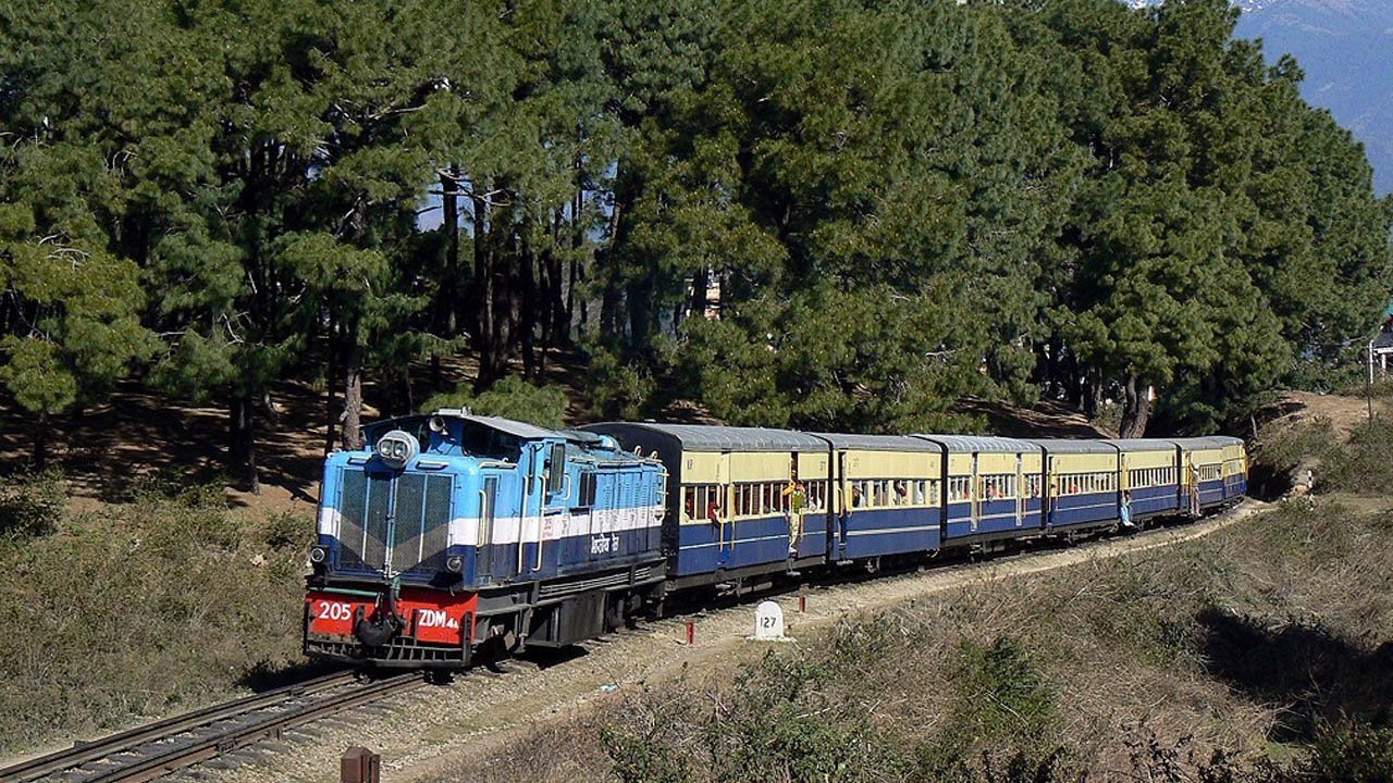 Kangra Valley Railway: 12 दिन बाद फिर थमी रेल सेवा, बारिश के चलते पठानकोट की चारों ट्रेनें रद्द