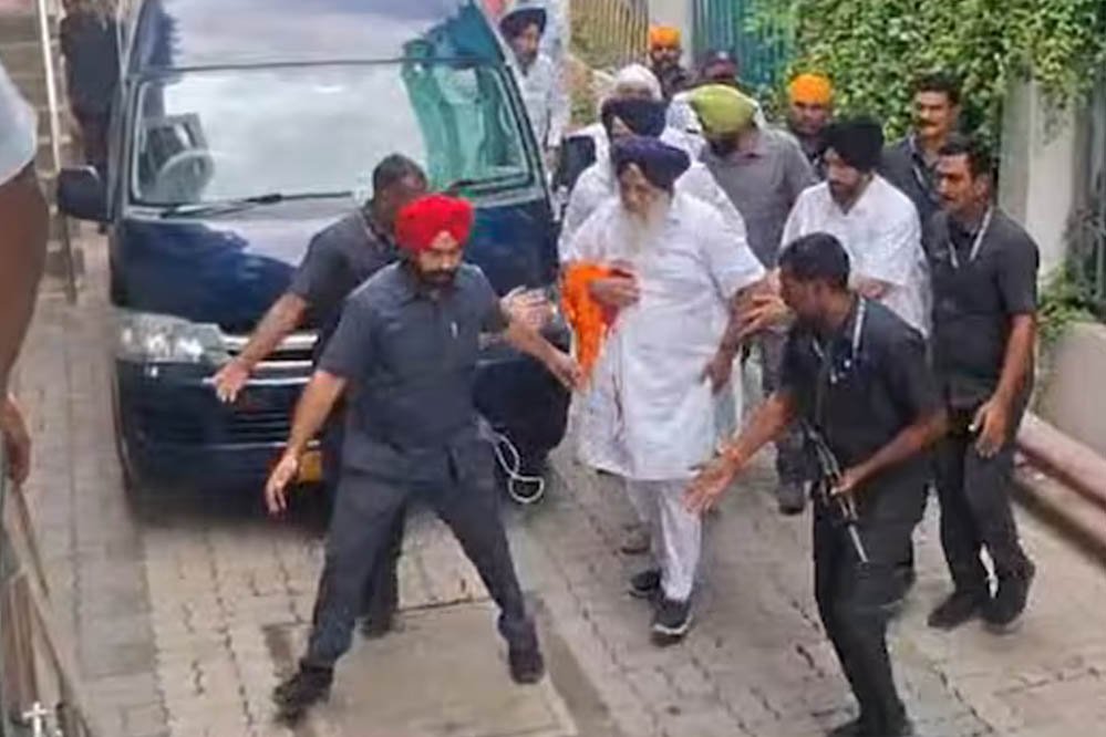 सुखबीर बादल पर हमले से मचा हड़कंप, हमले में पुलिसकर्मी घायल; अस्पताल में भर्ती