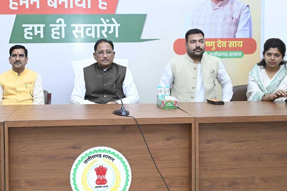 मुख्यमंत्री विष्णुदेव साय से सरगुजा के ग्रामीण अंचलों से शैक्षणिक भ्रमण पर आए मेधावी विद्यार्थि