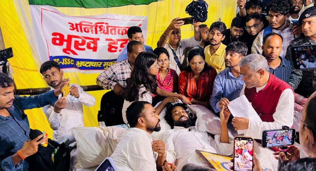 छात्र आंदोलन के 14वें दिन सरकार से बातचीत, मांगें नहीं मानीं तो विधानसभा घेराव