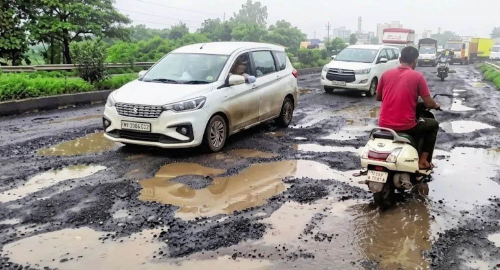 सड़कें बनीं मौत का जाल, गड्ढों में उतरकर फूटा जनता का गुस्सा: कांग्रेस-भाजपा एक मंच पर, नगर पंच